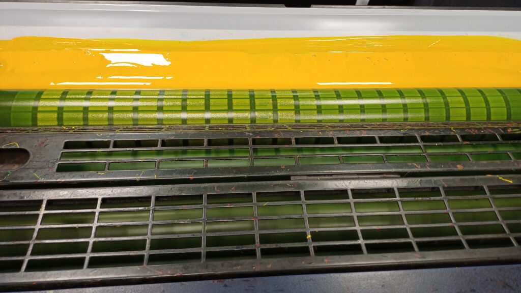 Ink fountain filled with offset ink,duct roller with zones for adjusting the ink.